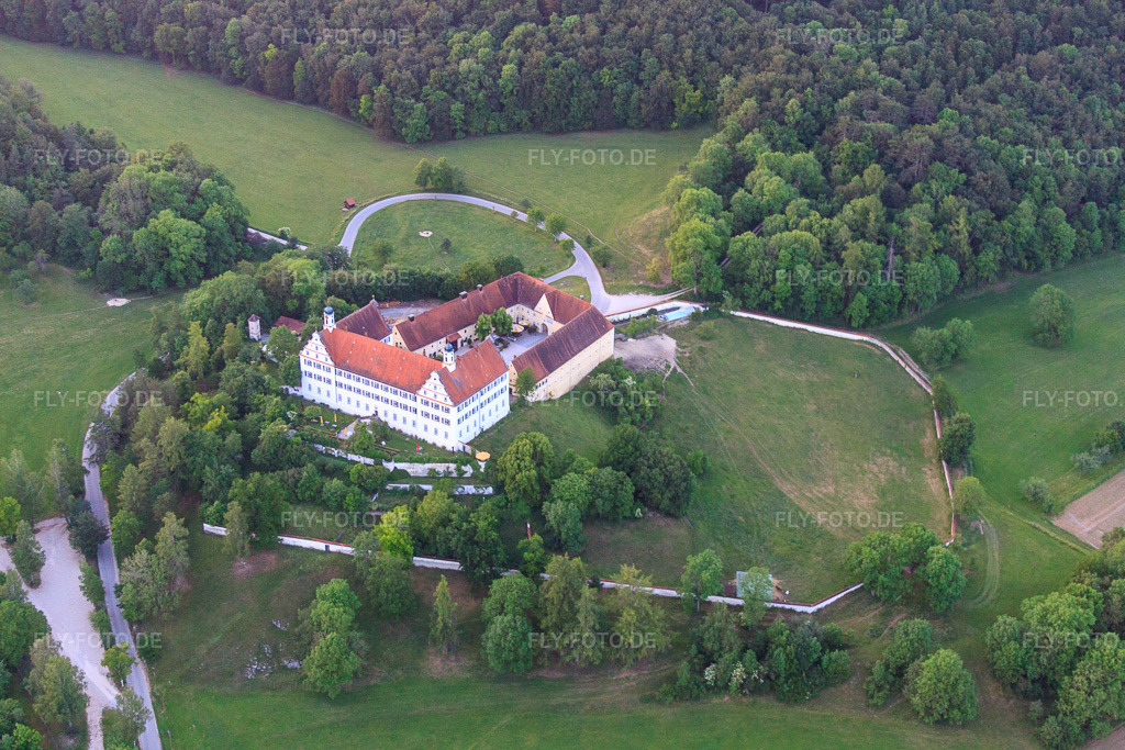 Luftbild: Schloss Mochental - Galerie Schrade im Ortsteil Kirchen in Ehingen im Bundesland Baden-Württemberg in Deutschland.Foto: IMG_67573.jpg vom 08.06.2014 durch Werner Riehm/FLY-FOTO.deAuflösung des Originals: 4752 x 3168 pxGalerie Schrade: Galerie Schrade