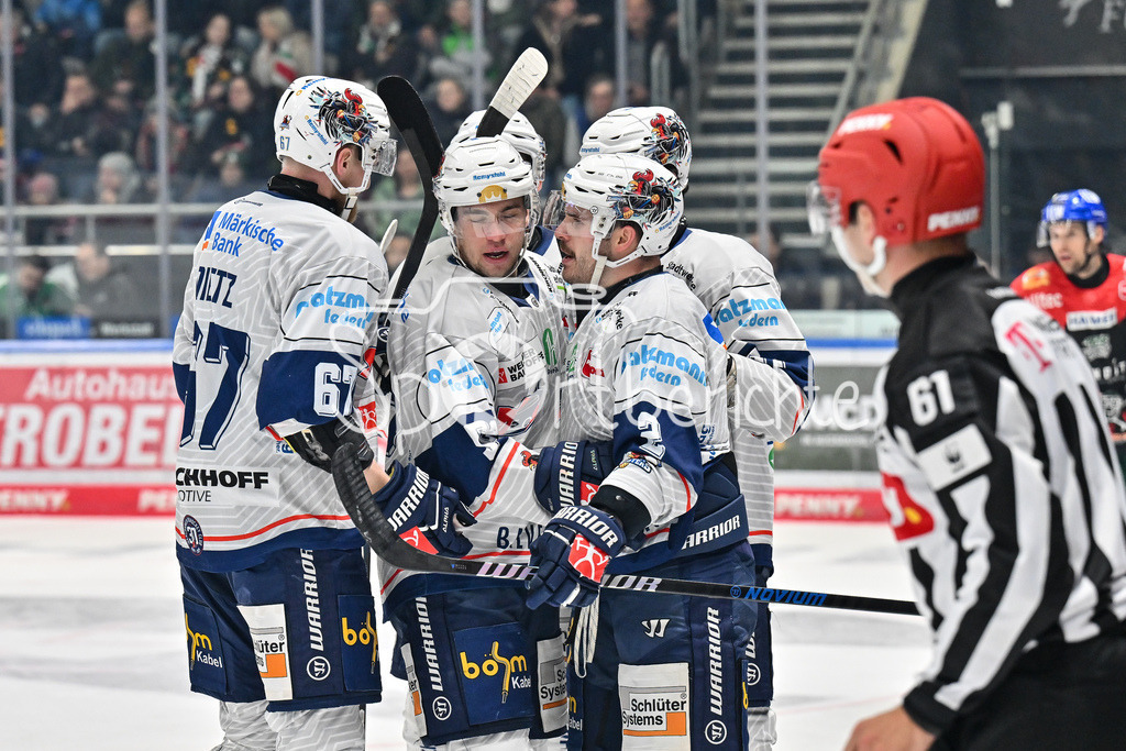 Augsburger Panther - Iserlohn Roosters | Jubel nach dem Treffer zum 0-2 durch Sven ZIEGLER (Iserlohn Roosters 52)  / FReude / Happy / Tor / Torschuezte / DEL: Augsburger Panther - Iserlohn Roosters, Curt Frenzel Stadion am 17.11.2024