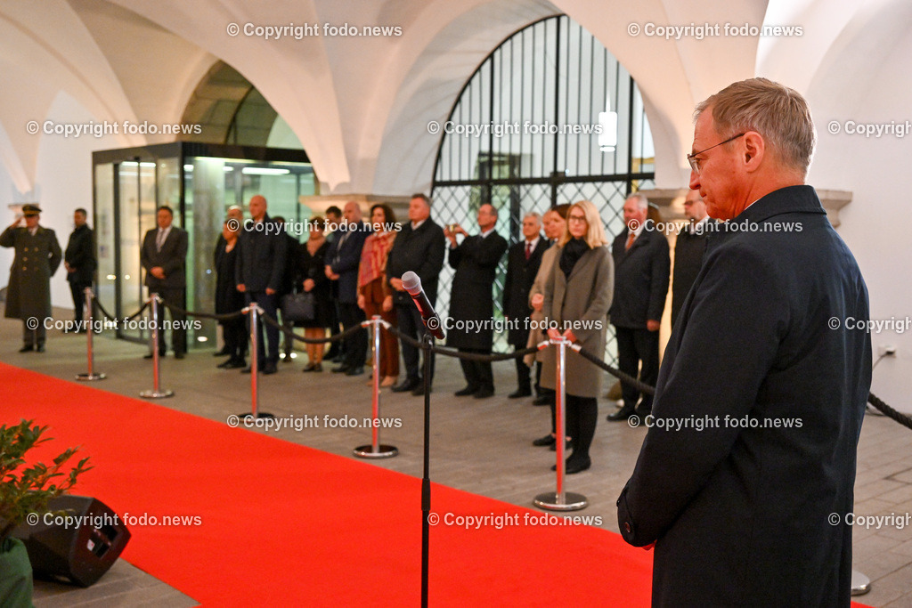 Landhaus Linz_ Kranzniederlegung 2023_ 02.11.2023-6 | 02.11.2023, Landhaus Linz AUT, Promenade, Kranzniederlegung 2023 zum Gedenken all jener, die in der Vergangenheit für Oberoesterreich Verantwortung getragen haben, im Bild LH Thomas Stelzer (VP)