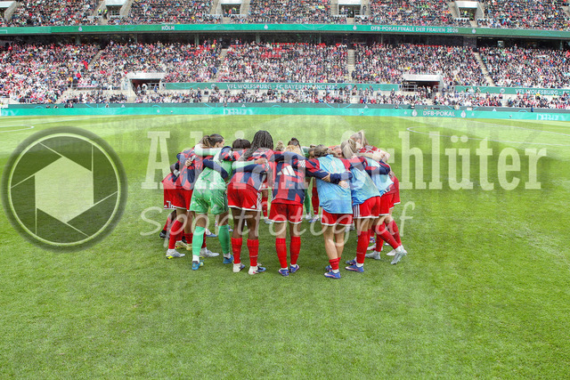 14.05.2026, GER, Fussball, Frauen, DFB-Pokal, Finale, Saison 2025/2026, VfL Wolfsburg - FC Bayern München | die Spielerinnen vom FC Bayern München bilden einen Teamkreis
