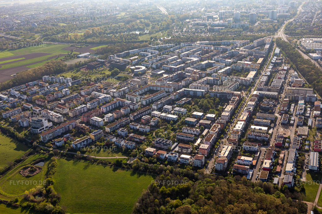Luftbild: Stadtrand und Außenbezirks- Wohngebiete im Breisgau. im Ortsteil Rieselfeld in Freiburg im Bundesland Baden-Württemberg in Deutschland. Foto: IMG_126709.jpg vom 25.04.2021 durch Werner Riehm/FLY-FOTO.de