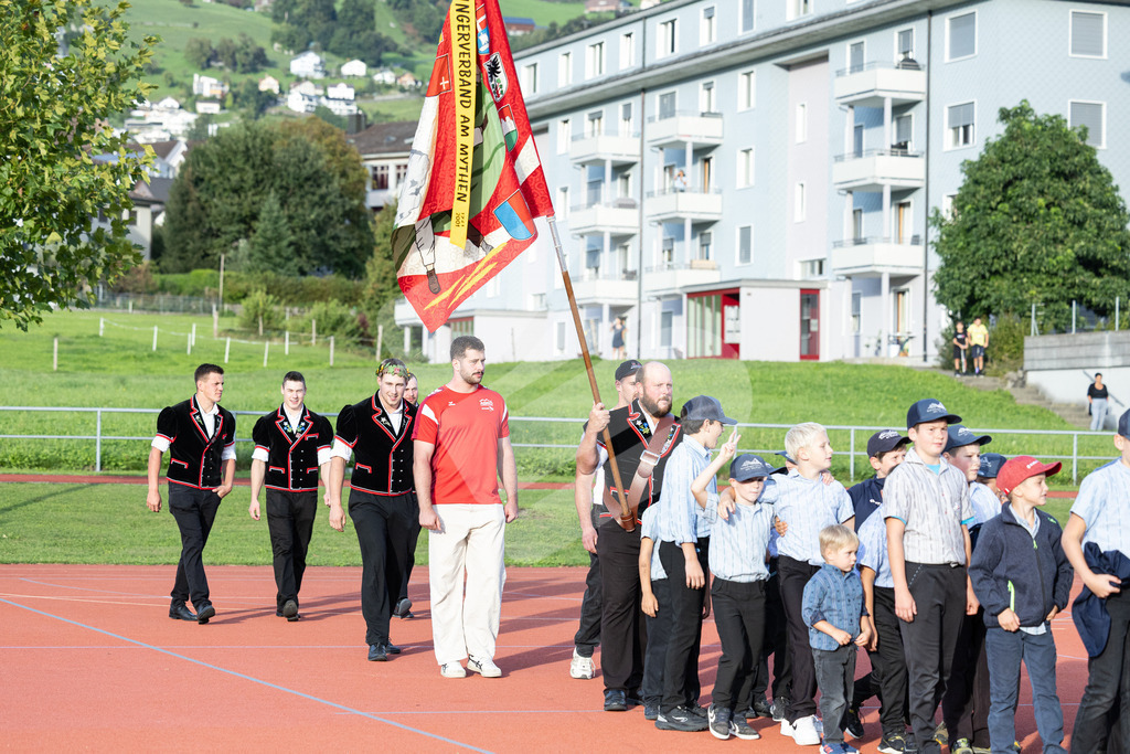 ESAF2025_Empfang_8327 | Die Schwinger des Schwyzer Kantonalen Schwingerverbandes: Fotos, die Dynamik und Leidenschaft festhalten, sowie emotionale Momente aus dem traditionellen Schwingsport zeigen. - Realisiert mit Pictrs.com