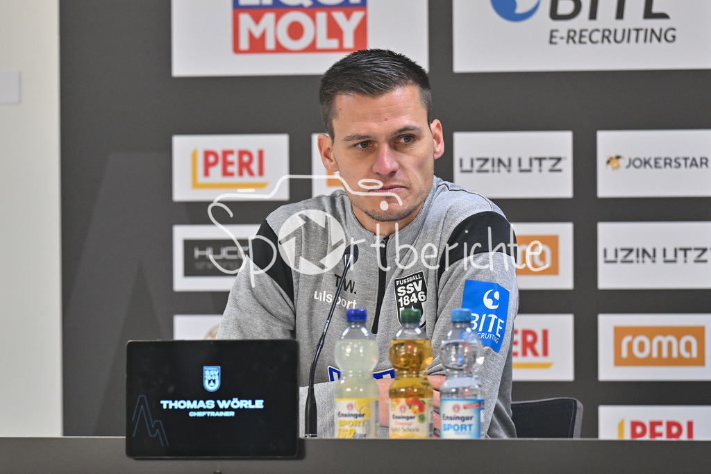 SSV Ulm 1846 Fussball - FC Schalke 04 | Im Bild SSV Ulm 1846 Fussball Trainer Thomas WOERLE auf der Pressekonferenz nach dem 0-0 gegen Schalke / Freisteller / Einzelfoto / 2. Bundesliga: SSV Ulm 1846 Fussball - FC Schalke 04, Donaustadion am 01.11.2024