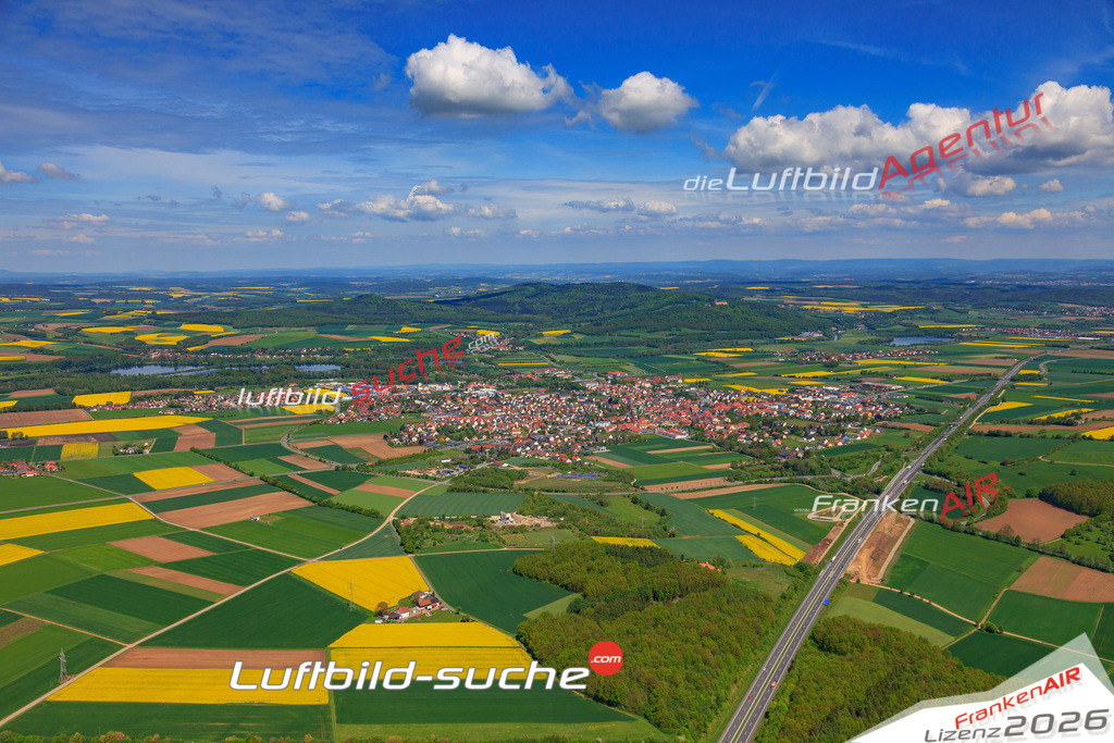 Die Luftaufnahme der Stadt Bad Staffelstein wurde 2017 vom Flugzeug heraus erstellt ( keine Drohne )- hohe Auflösung für beste Qualität