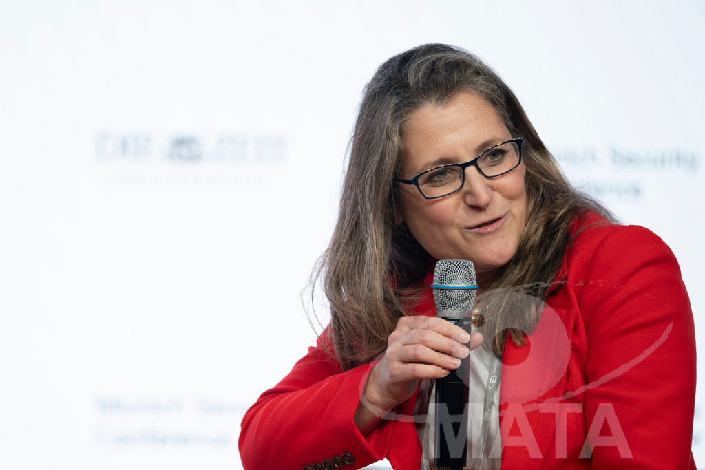 _DWA3043 | Die MSC Security and Literature Series der Münchner Sicherheitskonferenz wird von der ZEIT mitveranstaltet und vom Literaturhaus München unterstützt. Am Donnerstag, 12. Februar (19-20 Uhr), spricht Autor Serhiy Zhadan aus Charkiw mit Chrystia Freeland, Sonderbeauftragte für den Wiederaufbau der Ukraine und ehemalige stellvertretende Premierministerin Kanadas, über die Zukunft der Ukraine - Realisiert mit Pictrs.com