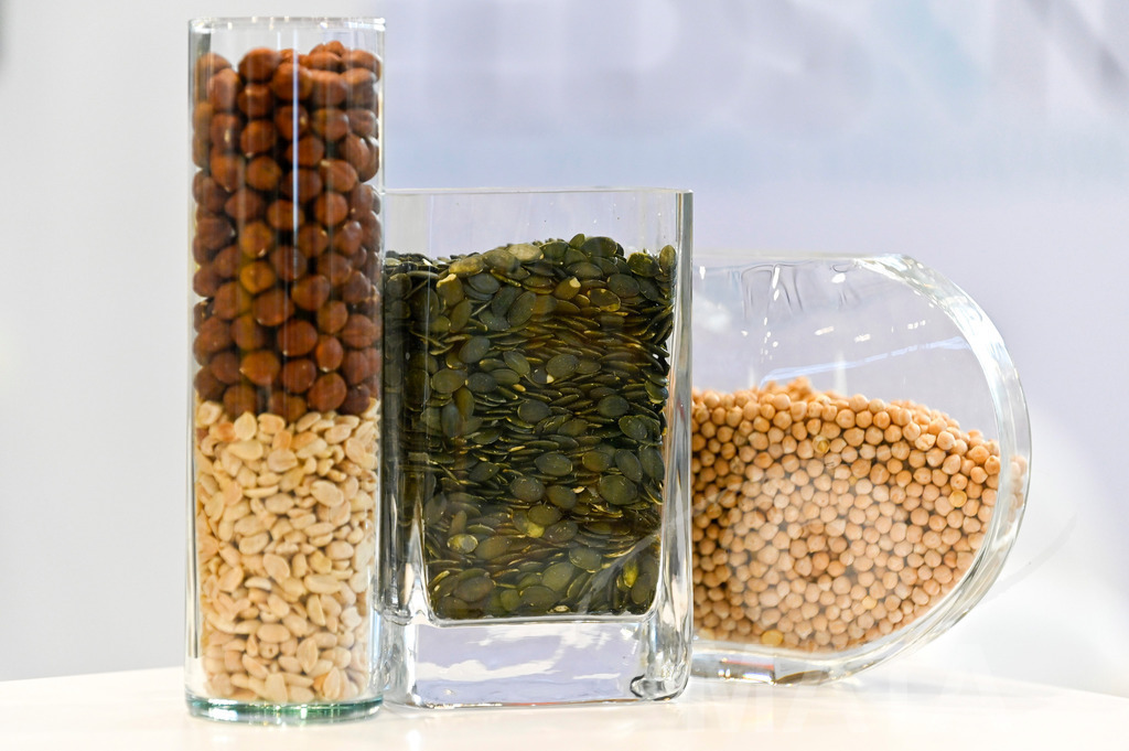 _DWI3604 | Das Herz der internationalen Bio-Branche schlug vom 26.–29.07.2022 für vier Tage in Nürnberg. Die BIOFACH, Weltleitmesse für Bio-Lebensmittel, und die VIVANESS, Internationale Fachmesse für Naturkosmetik, meldet sich mit der einmaligen „Summer Edition“ zurück. Groß war die Wiedersehensfreude der über 24.000 Fachbesucher aus 137 Ländern. Im Fokus: Der persönliche Austausch, Networking und vertiefte Gespräche zu den Themen der Zeit. Aber auch: Neuheiten und Trends entdecken und eintauchen mit allen Sinnen in die Produktvielfalt der 2.276 Aussteller aus 94 Ländern. Nürnberg, 29.07.2022 - Realisiert mit Pictrs.com