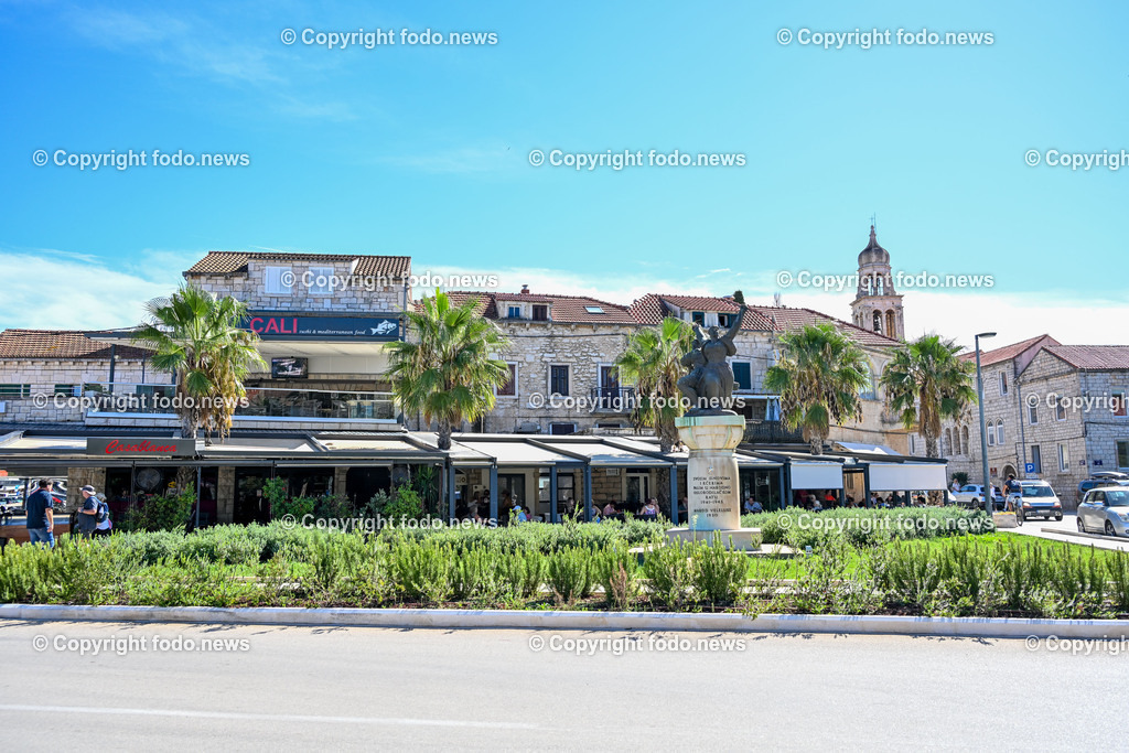 Kroatien_ Korcula_ Insel in Sueddalmatien_ Vela Luka_ 10.09.2024-2 | 10.09.2024, Kroatien, HRV, Korcula, Insel in Sueddalmatien, Vela Luka im Bild Hafen, Hafenansichten, Boot, Boote, Schiff, Schiffe, Gebauede, Adria, Meer, StadtansichtenVela Luka, woertlich Großer Hafen ist ein kroatischer Hafenort auf der Insel Korčula in der oestlichen Adria. Quelle: Wikipedia