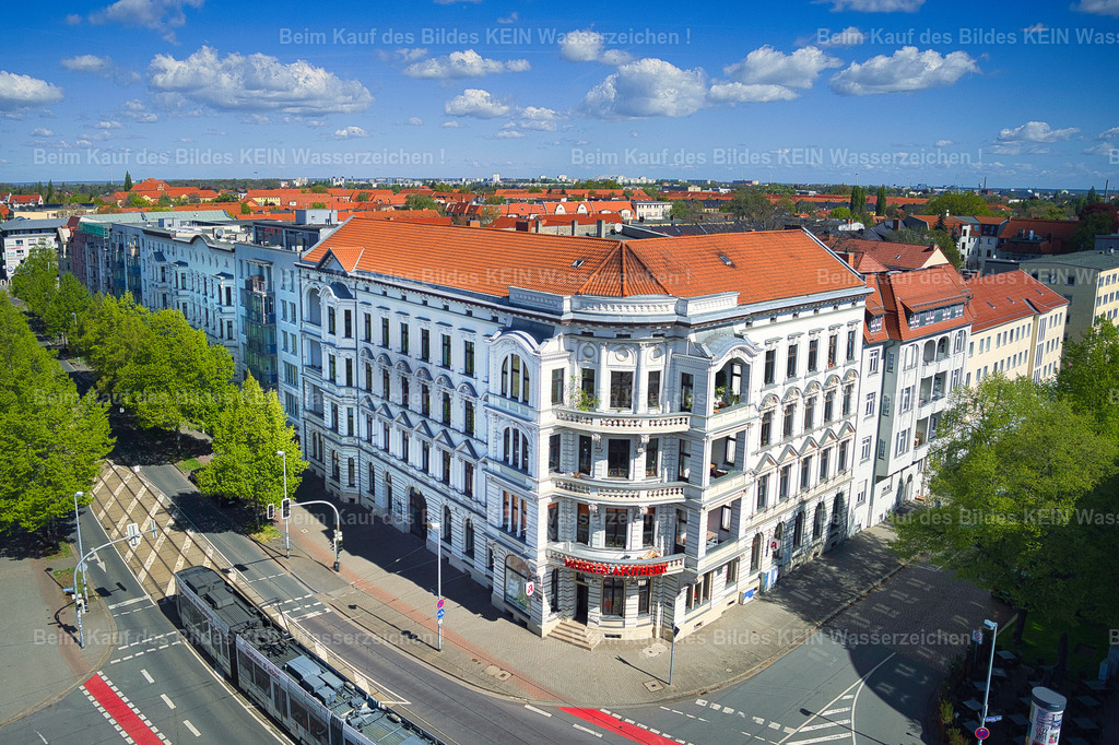 mohrenapotheke_0007_GEN | Diese Luftaufnahme zeigt die historische Mohren-Apotheke im Magdeburger Stadtteil Stadtfeld aus einer tiefen Drohnenperspektive. Das markante Gebäude zählt zu den architektonischen Schmuckstücken des beliebten Gründerzeitviertels und beeindruckt mit seiner aufwendig gestalteten Fassade und den charakteristischen historischen Details. Die niedrige Flughöhe bringt die besondere Architektur eindrucksvoll zur Geltung und eröffnet einen Blickwinkel, der vom Boden aus kaum möglich ist.Dieses Motiv steht stellvertretend für die zahlreichen Architektur-Highlights, die für Ihren individuell gestalteten Luftbildkalender zur Verfügung stehen. Historische Geschäftshäuser, denkmalgeschützte Gebäude, moderne Architektur oder markante Unternehmensstandorte – Sie entscheiden selbst, welche Bauwerke Ihren Kalender schmücken sollen. Alle gezeigten Luftaufnahmen dienen als Inspiration und können jederzeit durch andere Motive aus dem umfangreichen Luftbildarchiv ersetzt oder ergänzt werden.So entsteht ein hochwertiger Firmenkalender mit persönlichem und regionalem Bezug. Sie wählen Ihre Wunschmotive aus, ich übernehme die professionelle Gestaltung und Umsetzung. Die individuelle Motivauswahl gehört selbstverständlich zum Service und ermöglicht einen Kalender, der die architektonische Vielfalt Magdeburgs genau nach Ihren Vorstellungen präsentiert. - Realisiert mit Pictrs.com