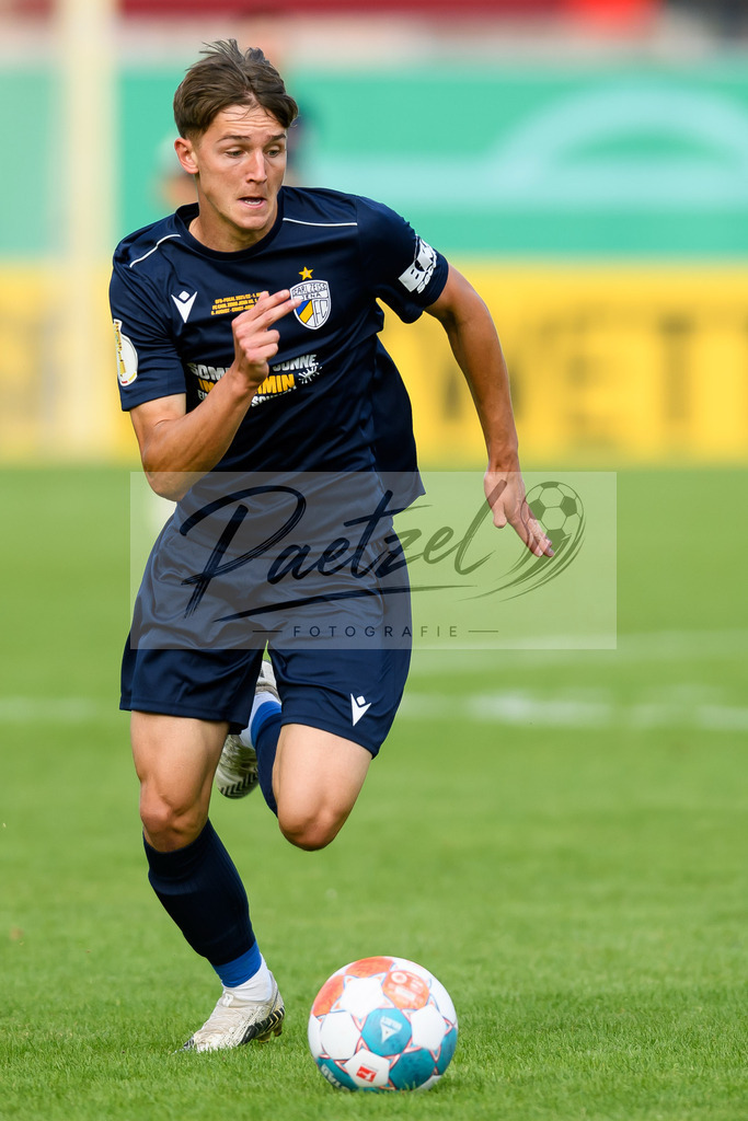 JENKOE20210808_314 | Fussball, Herren: Alexander Prokopenko (FC Carl Zeiss Jena) in Aktion, am Ball, Einzelaktion beim Spiel der 1. Runde im DFB-Pokal zwischen FC Carl Zeiss Jena und 1. FC Koeln im Ernst-Abbe-Sportfeld am 08.08.2021 in Jena, Deutschland.DFB / DFL REGULATIONS PROHIBIT ANY USE OF PHOTOGRAPHS AS IMAGE SEQUENCES AND/OR QUASI-VIDEO. - Realisiert mit Pictrs.com