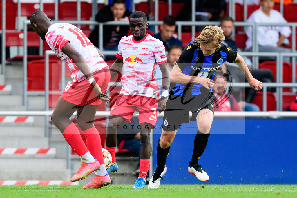 YLLEBR20210928_102 | Fussball, A-Junioren: Solomon Bonnah (RB Leipzig) und Cisse Sandra (Club Brugge KV) im Zweikampf beim Spiel der UEFA Youth League zwischen RB Leipzig und FC Bruegge im Stadion am Cottaweg am 28.09.2021 in Leipzig, Deutschland. - Realisiert mit Pictrs.com