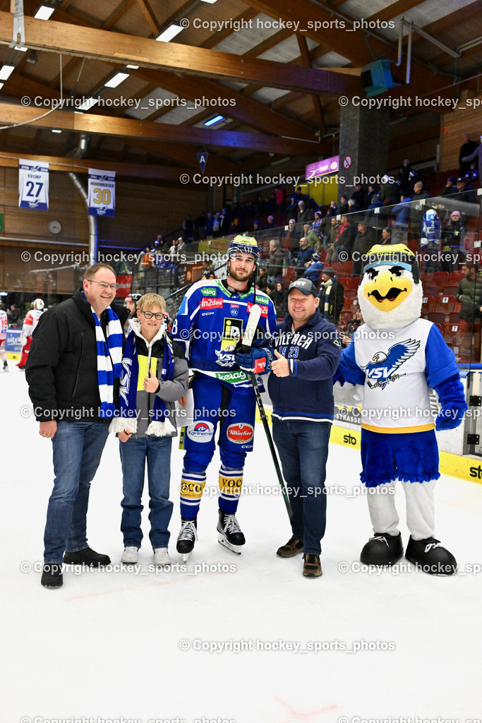 EC IDM Wärmepumpen VSV vs. HCB Südtirol Alperia | Spieler des Abends #8 Maximilian Rebernig EC VSV, Firma Wiegele Reisen, EC IDM Wärmepumpen VSV vs. HCB Südtirol Alperia, EC IDM Wärmepumpen VSV vs. HCB Südtirol Alperia am 28.12.2025 in Villach (Stadthalle Villach), Austria, (Photo by Bernd Stefan)