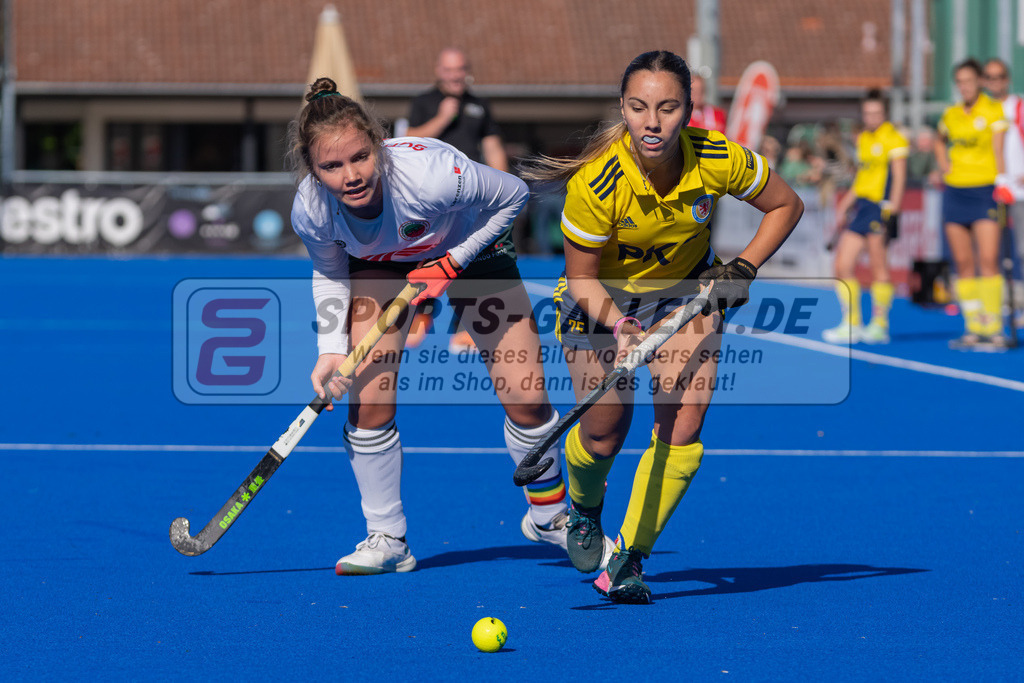 HK_20221008_100403 | 2. Bundesliga Damen Crefelder HTC - Eintracht Braunschweig  am 8.10.2022 Crefelder HTC, Krefeld , Schneider Johanna ( Crefelder HTC #14 ) , Lourdes Estigarria ( Eintracht Braunschweig #25 )