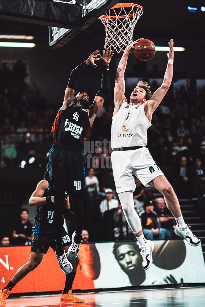 Basketball | Herren | Saison 2022/2023 | EuroCup | Veolia Towers Hamburg vs. Paris Basketball | 08.03.2023 | Umkämpfter Rebound zwischen Jeremy Evans (links, #40, Paris Basketball) und Lukas Meisner (rechts, #7, Veolia Towers Hamburg)