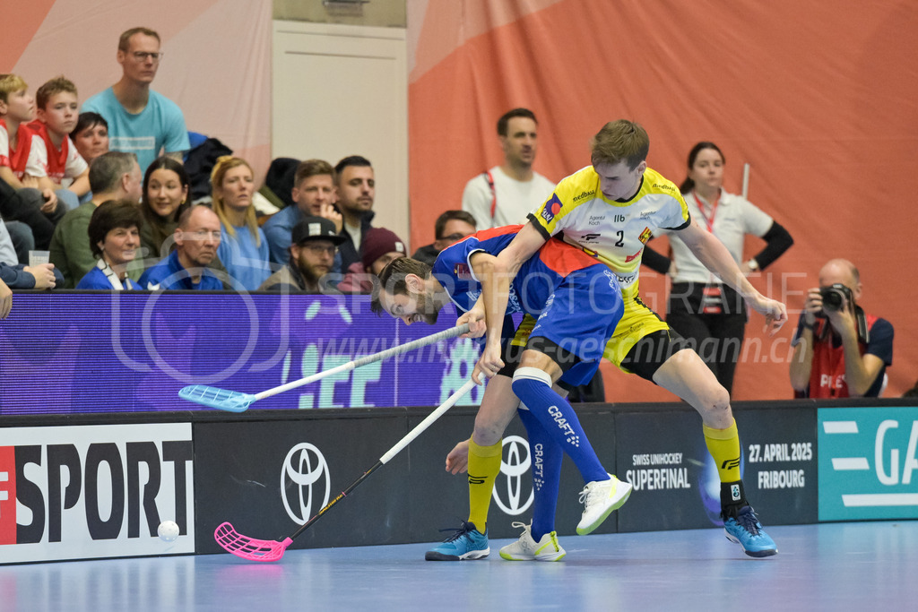 Zug United vs HC Rychenberg - 22. February 2025 | Zug United vs HC RychenbergSporthalle Wankdorf, BernNicola Bischofberger (#2 HC Rychenberg Winterthur) schickt Albin Sjögren (#22 Zug United) über die Bande und kassiert die einzige Zweiminutenstrafe des Spiels.Bild: Sportfotografie Markus Aeschimann | www.markus-aeschimann.ch - Realisiert mit Pictrs.com