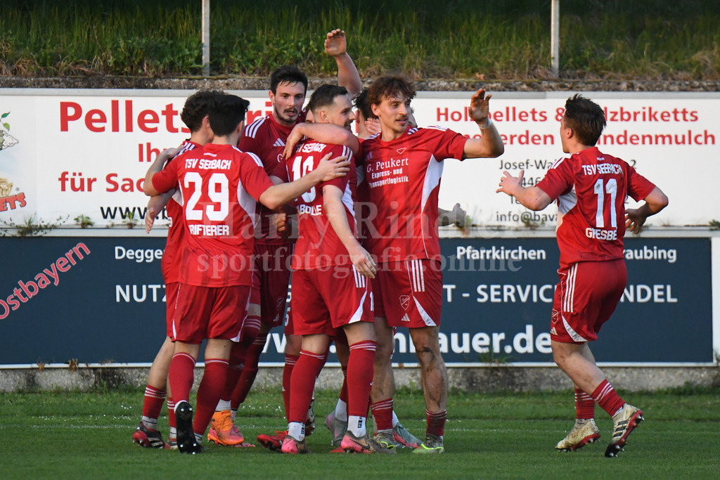 TSV Seebach : SpVgg Lam | Seebacher  bejubeln den 2:1 Siegtreffer von Patrick Pfisterer (TSV Seebach #27) - Realisiert mit Pictrs.com