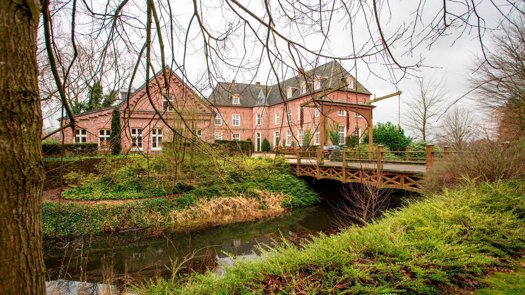 top-top.de Hochzeiten185 | Am Donnerstag, den 27.12.2012 entstanden diese Fotos vom Haus Hardenberg in Isselburg. Das Anwesen steht zum Verkauf.
Foto: Erwin Pottgiesser / WAZ FotoPool