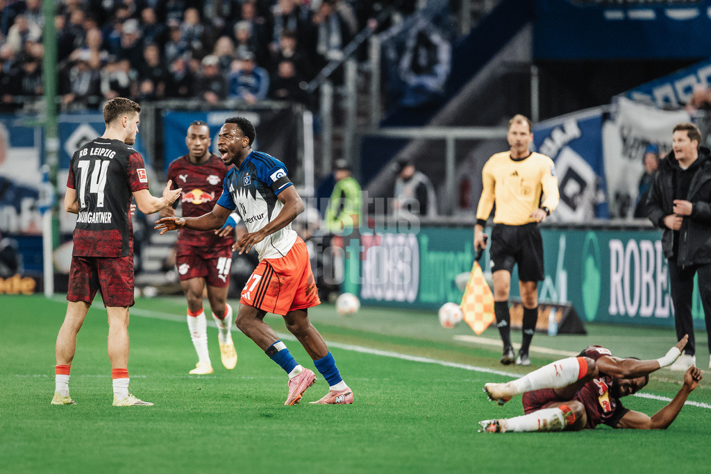 Fußball | Männer | Saison 2025/2026  | Fußball-Bundesliga | 16. Spieltag | FC St. Pauli vs. RB Leipzig | 27.01.2026 | v.l. Christoph Baumgartner (#14, RB Leipzig) streitet mit Philip Otele (#27, HSV) schubsen