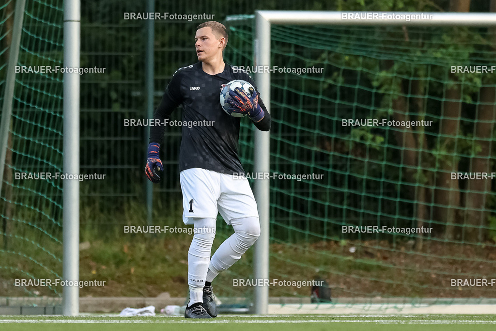 1_KFCWAT_20250723_0823.JPG -  - KFC Uerdingen - SG Wattenscheid 09 - Testspiel | Krefeld, Deutschland, 23.07.25: Torwart Jonas Holzum (KFC Uerdingen) in Aktion, am Ball, Einzelaktion waehrend des Testspiel Spiels zwischen KFC Uerdingen - SG Wattenscheid 09 in der Covestro Sportpark am 23. July 2025 in Krefeld, Deutschland. (Foto von Stefan Brauer/Brauer-Fotoagentur)