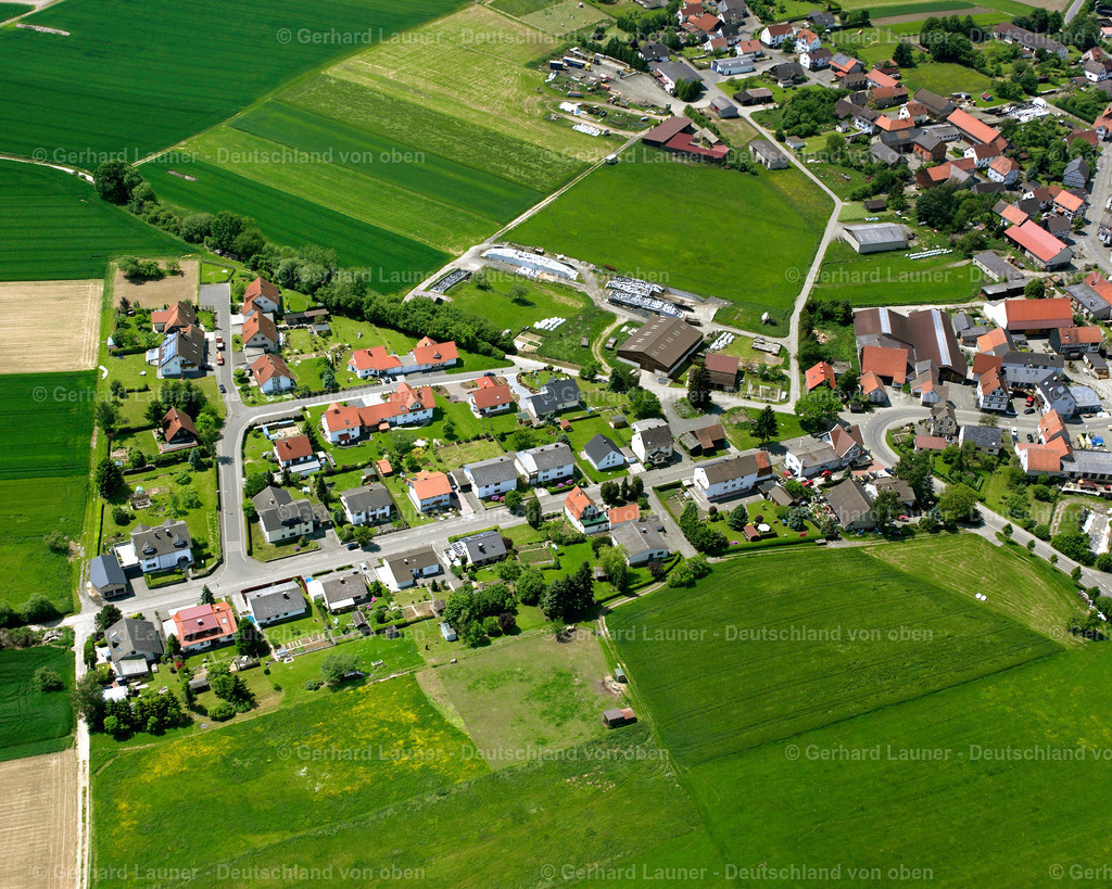 2614162 | MAULBACH 09.06.2006 Landwirtschaftliche Nutzflächen und Feldgrenzen  umsäumen das Siedlungsgebiet des Dorfes in Maulbach im Bundesland Hessen, Deutschland // Agricultural land and field boundaries surround the settlement area of the village  in Maulbach in the state Hesse, Germany Foto: Gerhard Launer