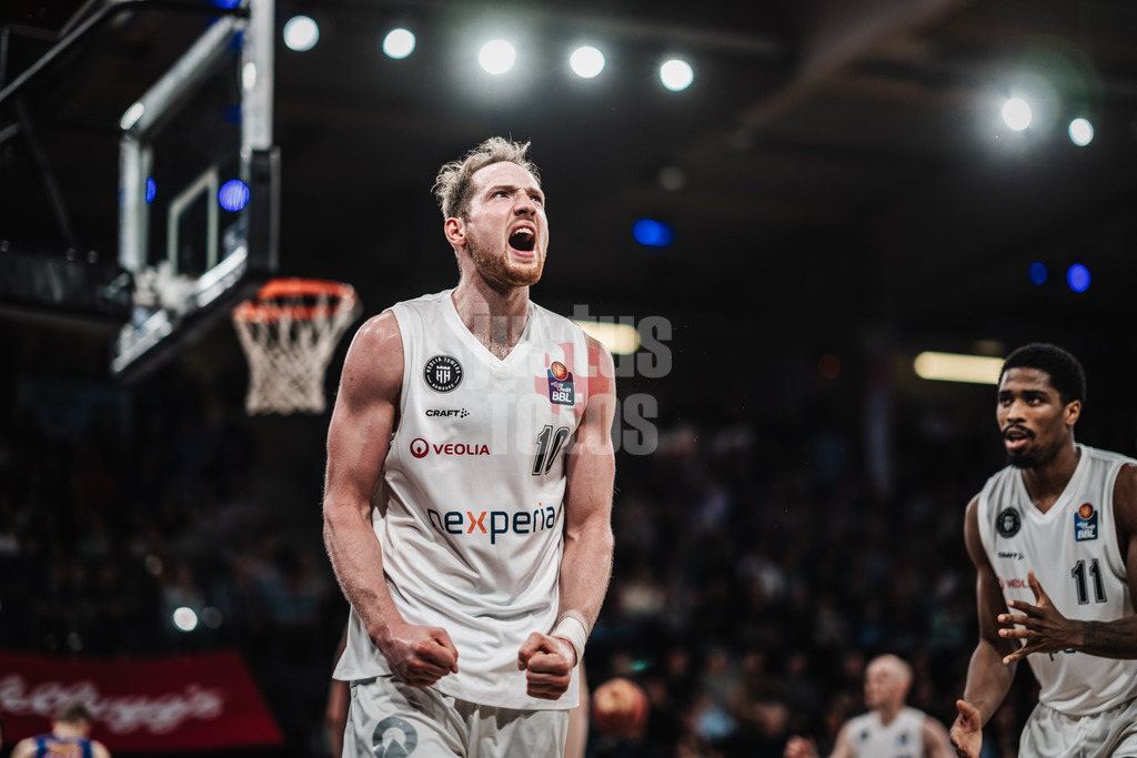 Basketball | Männer | Saison 2023/2024 | easyCredit Basketball Bundesliga | Veolia Towers Hamburg vs. Alba Berlin | 17.04.2024 | Aleksander Dziewa (#10, Veolia Towers Hamburg) Emotional Jubel