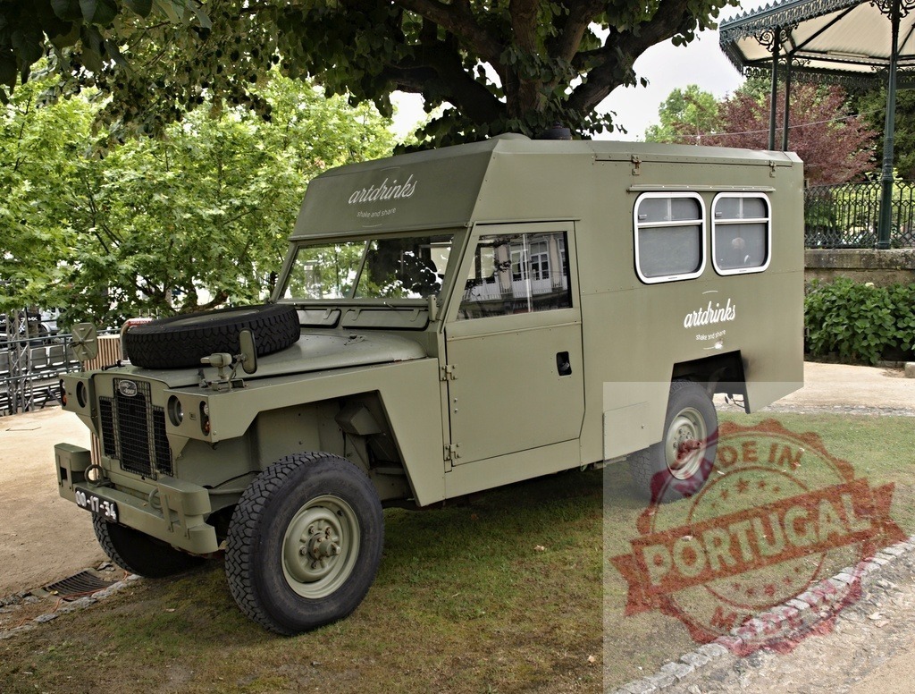 Vintage Land Rover camper van parked outdoors | Vintage Land Rover vehicle converted into a mobile camper van with Artdrinks branding - Realisiert mit Pictrs.com