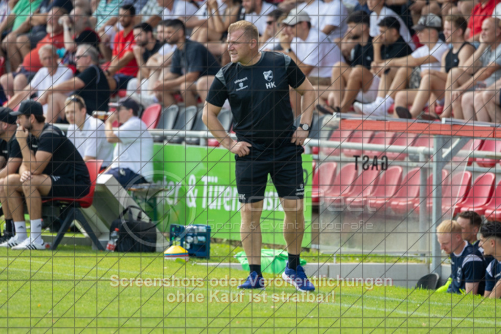 20250816_141026_0216 | #,1.Göppinger SV (rot) vs. FSV 08 Bietigheim-Bissingen (blau), Fußball, Oberliga BW, wfv, 03. Spieltag, Saison 2025/2026, Rasensportplatz Stadion SV Göppingen, Hohenstaufenstr. 116, 73033 Göppingen, 16.08.2025 - 14:00 Uhr,Foto: PhotoPeet-Sportfotografie/Peter Harich