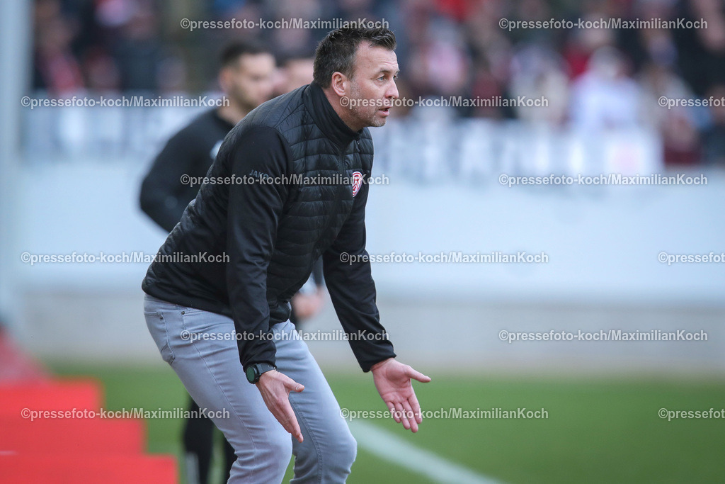 RWE3Liga17022401038 | 17.02.2024, Essen, Fußball, bwin 3. Liga Herren, Stadion an der Hafenstraße, 24. Spieltag Saison 2023 2024, Rot-Weiss Essen – SSV Ulm 1846:  Trainer Christoph Dabrowski (Rot-Weiss Essen) steht gestikulierend an der Seitenlinie . 
DFB regulations prohibit any use of photographs as image sequences and or quasi-video.