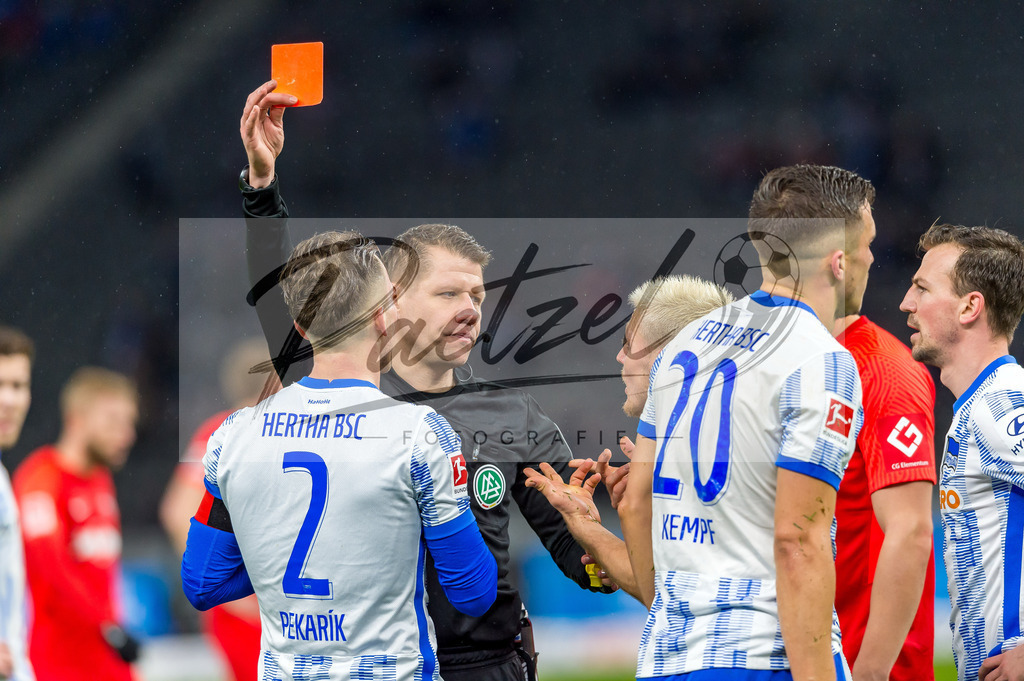BSCRBL20220220_077 | Fussball, Herren: Schiedsrichter Patrick Ittrich zeigt Marc Oliver Kempf (Hertha BSC) die rote Karte bei dem Spiel der 1. Bundesliga zwischen Hertha BSC und RB Leipzig im Olypiastadion am 20.02.2022 in Berlin, Deutschland.DFB / DFL REGULATIONS PROHIBIT ANY USE OF PHOTOGRAPHS AS IMAGE SEQUENCES AND/OR QUASI-VIDEO. - Realisiert mit Pictrs.com