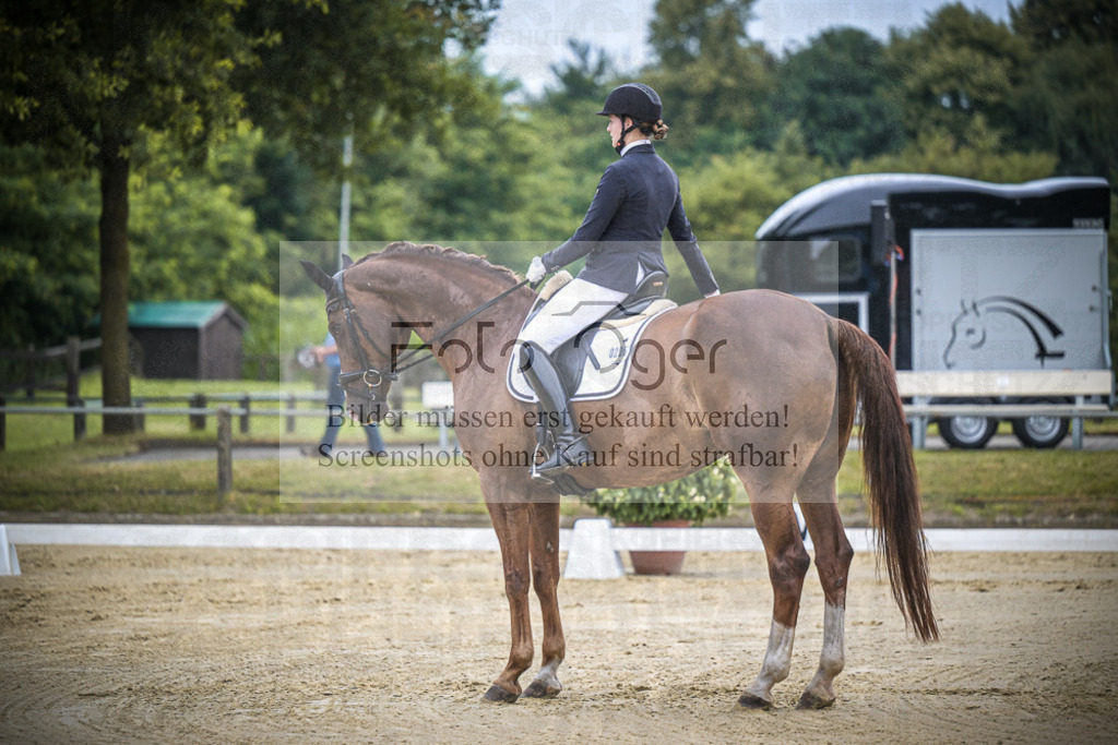 DOS_1661 | Entdecke hochwertige Reitturnierfotos von Foto Oger. Professionell, emotional und authentisch – jetzt Lieblingsmomente im Shop bestellen.Deutschlandweite Turnierfotografie. - Realisiert mit Pictrs.com
