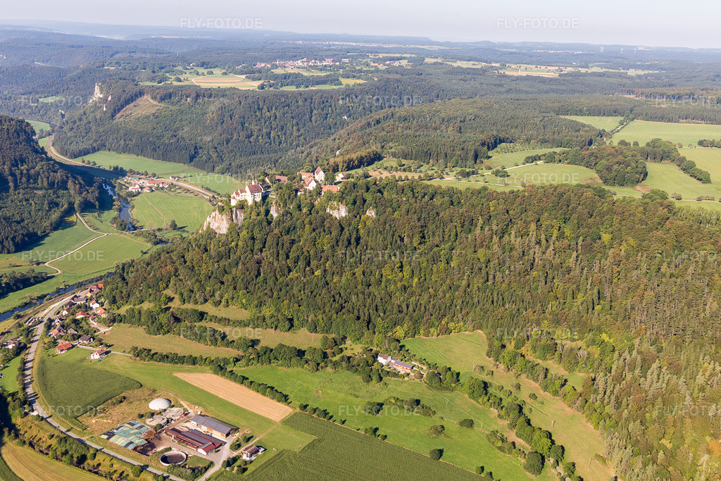 Luftbild: Ruine und Mauerreste der ehemaligen Burganlage Schloss Hausen im Tal über dem Donautal im Ortsteil Hausen im Tal in Beuron im Bundesland Baden-Württemberg in Deutschland. Foto: IMG_094224.jpg vom 27.08.2016 durch Werner Riehm/FLY-FOTO.de