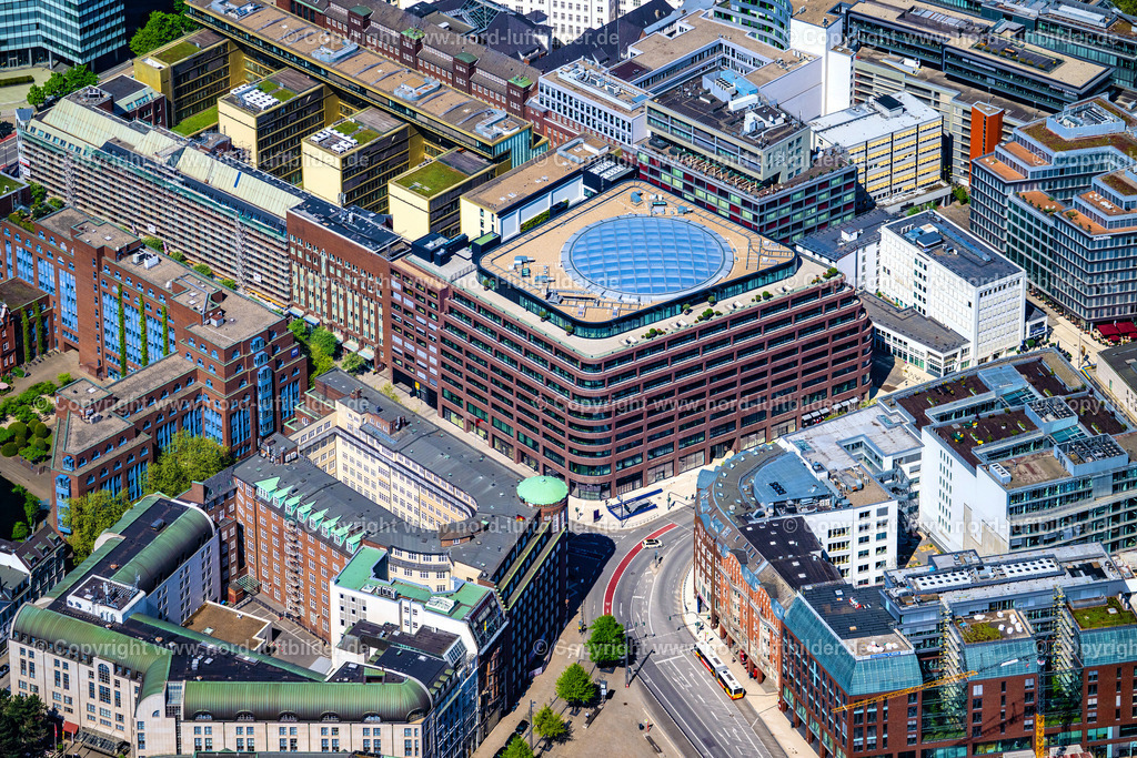Hamburg_Deutschlandhaus_Gänsemarkt_Haspa_ELS_3311010525 | HAMBURG 01.05.2025 Baustelle zum Neubau eines Büro- und Geschäftshauses " Deutschlandhaus " an der Dammtorstraße - Ecke Valentinskamp in Hamburg, Deutschland. Weiterführende Informationen bei: ABG Real Estate Holding GmbH & Co. Kommanditgesellschaft,  Backsteen GmbH,  Hadi Teherani Architects GmbH,  Wenzel+Wenzel GmbH,  ZECH Bau SE. // Construction site to build a new office and commercial building " Dammtorstrasse - corner of Valentinskamp Deutschlandhaus " in Hamburg, Germany. Further information at: ABG Real Estate Holding GmbH & Co. Kommanditgesellschaft,  Backsteen GmbH,  Hadi Teherani Architects GmbH,  Wenzel+Wenzel GmbH,  ZECH Bau SE. Foto: Martin Elsen