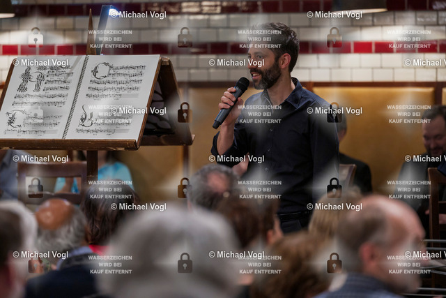 TAM25_K.12__Michael-Vogl_020_8068 | Tage Alter Musik Regensburg K.12 Nachtkonzert Brauhaus am Schloss Cappella Pratensis (Niederlande) Tim Braithwaite, Superius, Leitung Peter de Laurentiis, Tenor, Co-Leitung Sollazzo Ensemble (Frankreich) The Feast of the Swan Das Schwanenfest der Mariengilde von ’s-Hertogenbosch Anna Danilevskaia Vihuela de Arco, Leitung Foto: Michael Vogl