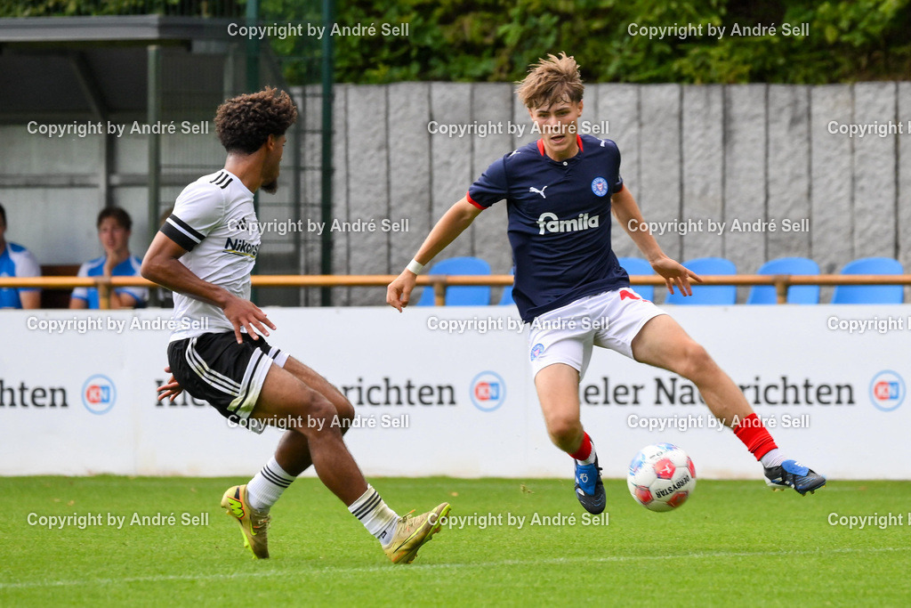 Holstein Kiel II vs 1. FC Phönix Lübeck II | Felix Lüth (Holstein #16) vs Louis Grobauer (Phönix #2) / Fußball-Oberliga Männer 2026/2027 / Holstein Kiel II vs 1. FC Phönix Lübeck II / Citti Fussball Park - Projensdorf / Kiel / 08.08.26 - Realisiert mit Pictrs.com