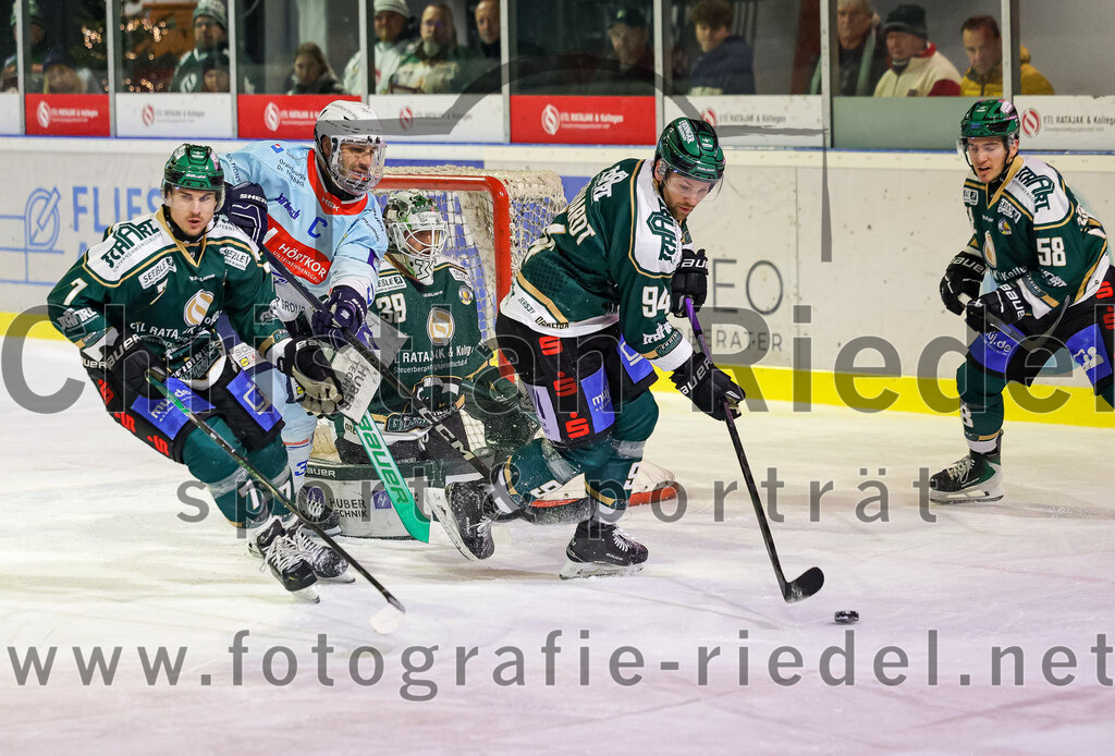 2025-12-23_073_TSV_Erding_gegen_Heilbronner_Falken | Erding, Deutschland, 23.12.2025:Eishockey, Oberliga Süd 2025 / 2026, 29. Spieltag, TSV Erding gegen Heilbronner Falken, Endergebnis: 5:4Louis Trattner (Erding Gladiators, #7), Frederik Cabana (Heilbronner Falken, #37), Torwart Leon Meder (Erding Gladiators, #39), Markus Eberhardt (Erding Gladiators, #94), Paul Pfenninger (Erding Gladiators, #58)Foto: Christian Riedel / fotografie-riedel.net