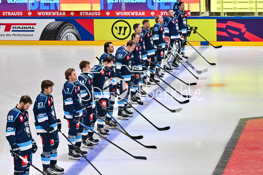 ERC Ingolstadt - Frölunda HC | INGOLSTADT, GERMANY - 02. DECEMBER: im Bild das Team aus Ingolstadt bei der Nationalhymne vor dem Viertefinal Match zwischen dem ERC Ingolstadt und Frölunda HC beim Hinspiel der Champions Hockey League in der Saturn Arena