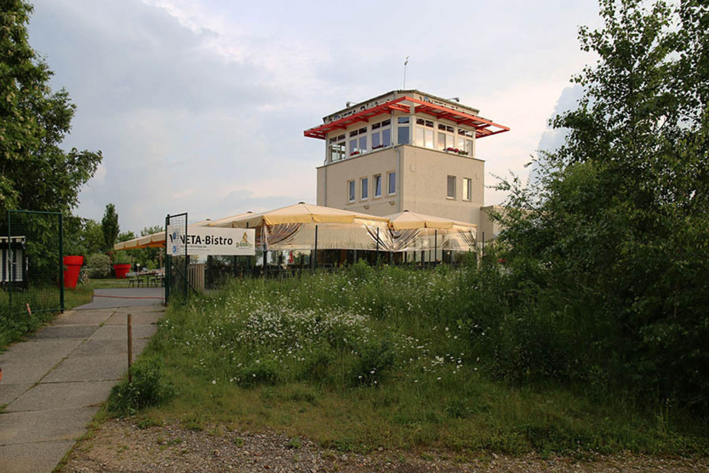 Störmthaler See - VINETA-Bistro am Dispatcherturm | Entdecke über 20 Kategorien Leipzig-Motive: Foto-Downloads, hochwertige Poster, Leinwand- & Fine-Art-Prints. Jetzt Lieblingsfoto im Bildlexikon Leipzig Shop bestellen!