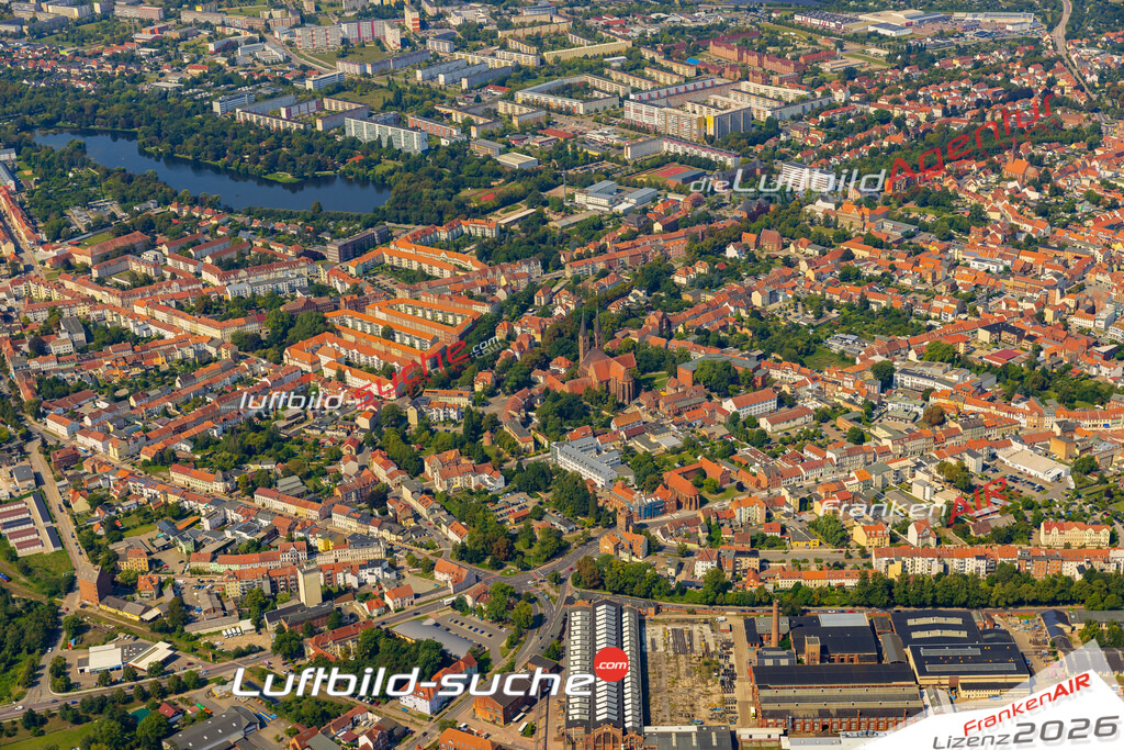 Stadt Stendal von Oben- Die Luftaufnahme wurde 2025 vom UL-Flugzeug heraus erstellt ( keine Drohnenaufnahme ) - Hochauflösende Luftaufnahme - für Wandbilder und großformatige Ausdrucke geeignet. Das besondere Geschenk!Hier alle&nbsp;Infos zur Lizenzierung der LuftaufnahmeWir fliegen auch dieses Jahr wieder in Ihre Region um Luftbilder zu erstellen.- Luftbild anfragen