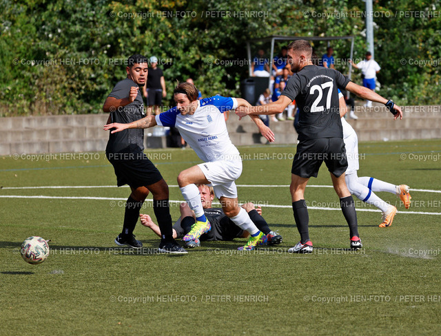 20230917-1982-hellas-germania-HEN-FOTO | 17.09.2023 Fußball Kreisoberliga Darmstadt Groß-Gerau Saison 2023 2024 Hellas Darmstadt - Germania Eberstadt v. li. Mohamed Benchakhchakh (17 Germania) Furkan Gültekiny (11 Hellas) Lars Fabian Riedel (27 Germania) 11 ist auf dem Weg zum Tor nicht zu stoppen (Foto: Peter Henrich) - Realisiert mit Pictrs.com