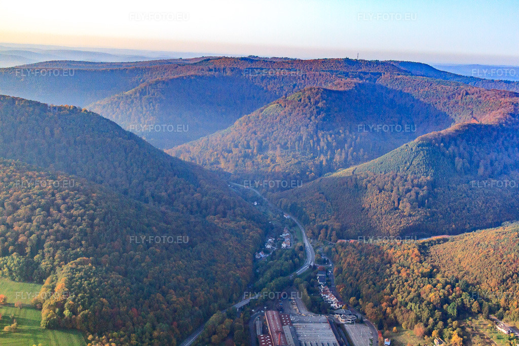 Vue aérienne: Vallée de Falkensteinerbach à Niederbronn-les-Bains dans le département Bas Rhin, France – .Photo: IMG_54164.jpg prise le 21/10/2012 par Werner Riehm/FLY-FOTO.eu – Résolution de l'original: 4752 x 3168 px