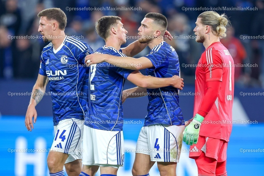 S0426092501258 | 25.09.2025, Fußball, FC Schalke 04 - SpVgg Greuther Fürth, 7.Spieltag, 2. Fußball Bundesliga, Veltins-Arena Gelsenkirchen, Saison 2025 2026: Abschlussjubel und Erleichterung bei den Schalkern nach dem 1:0 SIeg gegen Greuther Fürth. Janik Bachmann&nbsp;(Schalke04 #14)  Felipe Sanchez&nbsp;(Schalke04 #02) Hasan Kurucay&nbsp;(Schalke04 #04) Torwart Loris Karius&nbsp;(Schalke04 #01) zusammen DFB regulations prohibit any use of photographs as image sequences and or quasi-video.