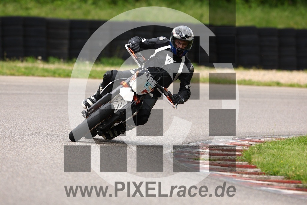 0486-20250503_01987 | Schöne Erinnerungen an spannende Momente - das festzuhalten ist unser Job. PIXELrace.de ist seit 2003 auf den Rennstrecken Europas unterwegs um die Action draußen beim Fahren und die wunderbare Stimmung imm Fahrerlager für euch einzufangen.