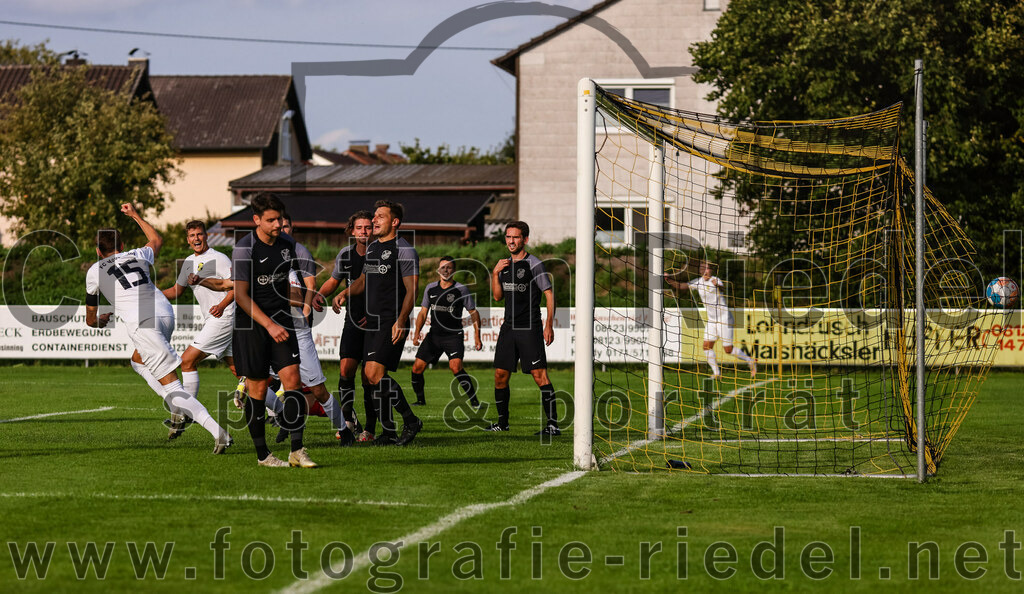 2023-08-08_027_FC_Moosinning_gegen_FC_Langengeisling | Moosinning, Deutschland, 08.08.2023:
Fußball, Bezirksliga Oberbayern Ost 2023 / 2024, 3. Spieltag, FC Moosinning gegen FC Langengeisling, Endergebnis: 0:4

Tor zum 1:0 durch Dennis Stauf (FC Moosinning, #15)
Dennis Stauf (FC Moosinning, #15), Maximilian Maier (FC Langengeisling, #10), Andreas Buchberger (FC Langengeisling, #5), Lucas Seeholzer (FC Langengeisling, #2)

Foto: Christian Riedel / fotografie-riedel.net