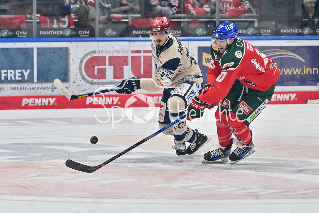 Augsburger Panther - Schwenninger Wild Wings | im Duell Daniel NEUMANN (Schwenninger Wild Wings 18) und Chris COLLINS (Augsburger Panther #10) / Zweikampf / DEL: Augsburger Panther - Schwenninger Wild Wings, Curt Frenzel Stadion am 02.02.2025