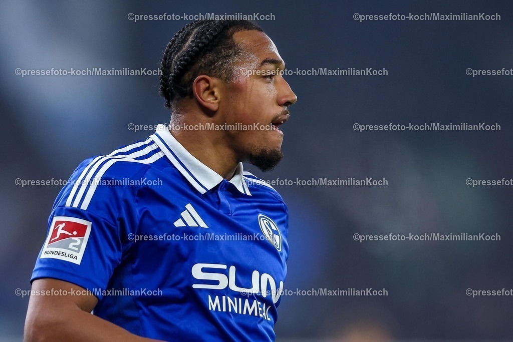 S0401022502146 | 01.02.2025, Fußball, FC Schalke 04 - 1. FC Magdeburg, 2.. Fußball Bundesliga, 20. Spieltag, Veltins-Arena Gelsenkirchen, Saison 2024 2025: Torwart Noah Kruth (1.FC Magdeburg #30)DFB regulations prohibit any use of photographs as image sequences and or quasi-video.