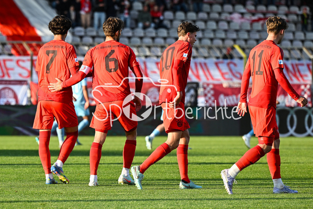 FC Bayern Amateure - Türkgücü München | Jubel der Bayern Amateure nach dem Treffer zum 2-0 durch Luca DENK (FC Bayern München II #6) / Tor / Torschuetze / Freude / Happy / Regionalliga Bayern: FC Bayern Muenchen II - Tuerkguecue Muenchen, Gruenwalder Stadion am 09.05.2025