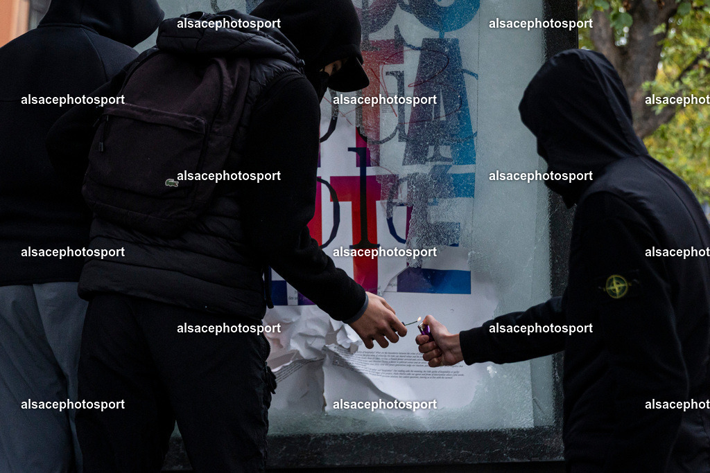 9L6A5657 | Strasbourg, France, 24 octobre 2026. Des manifestants affrontent les forces de l’ordre lors d’une mobilisation dans le centre-ville de Strasbourg. Des policiers interviennent pour disperser des groupes de manifestants, tandis que des gaz lacrymogènes sont utilisés. Des affrontements, des jets de projectiles et des dégradations sont observés dans plusieurs rues. Des barricades et des véhicules en feu témoignent de la tension qui règne en marge de la mobilisation. - Realisiert mit Pictrs.com