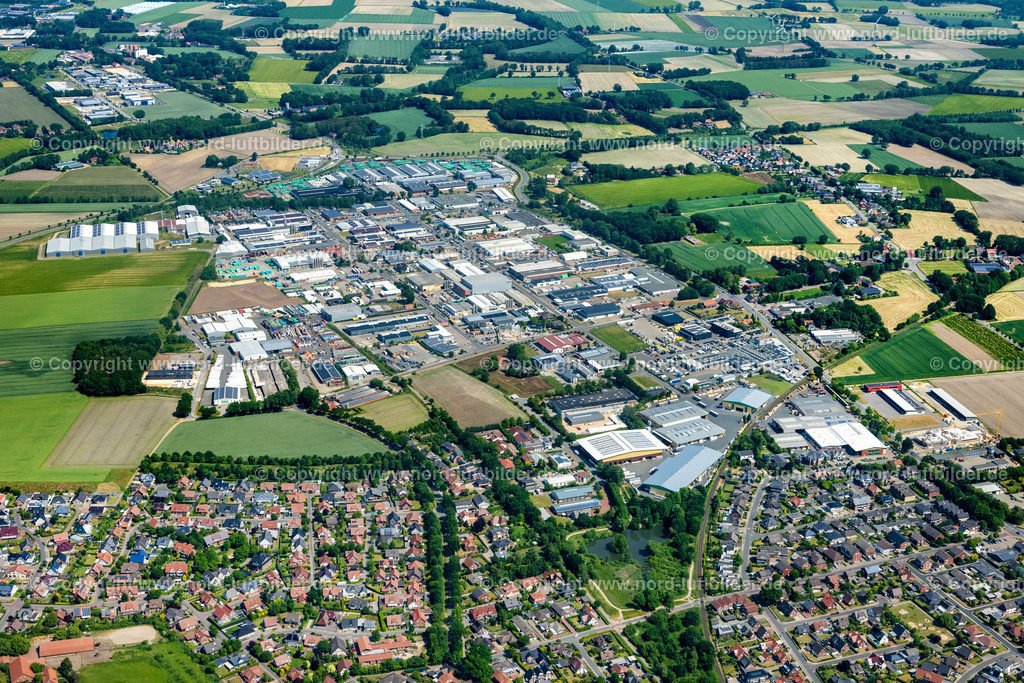 Vechta_Gewerbegebiet_Nord_ELS_4980050623 | VECHTA 05.06.2023 Gewerbegebiet und Firmenansiedlung " Nord " an der Oldenburgerstraße in Vechta im Bundesland Niedersachsen, Deutschland. // Industrial estate and company settlement " North " on street Oldenburgerstrasse in Vechta in the state Lower Saxony, Germany. Foto: Martin Elsen