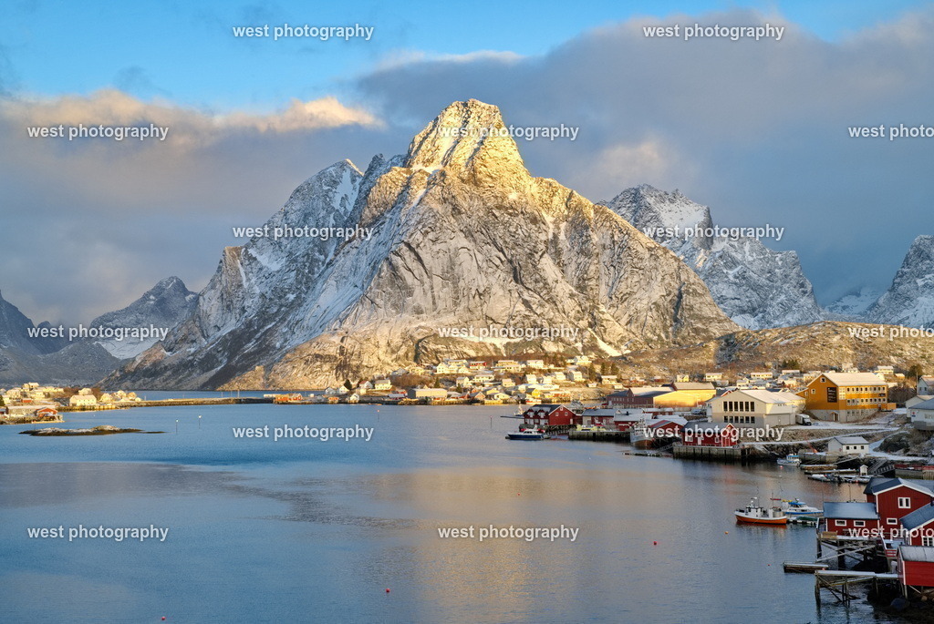 Reine in the Morning - NOR 2025 | west photography - Realisiert mit Pictrs.com