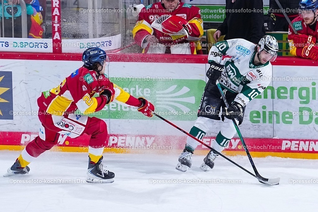 xYDRx12122501009 | 12.12.2025, xydrx, Eishockey, DEL2, Düsseldorfer EG - Bietigheim Steelers, PSD Bank Dome Düsseldorf: Moritz Kukuk (Düsseldorfer EG #26) im Zweikampf gegen Tamas Kanya (Bietigheim Steelers #10)Photo: xYannisxDreimannxPressefotoKochx