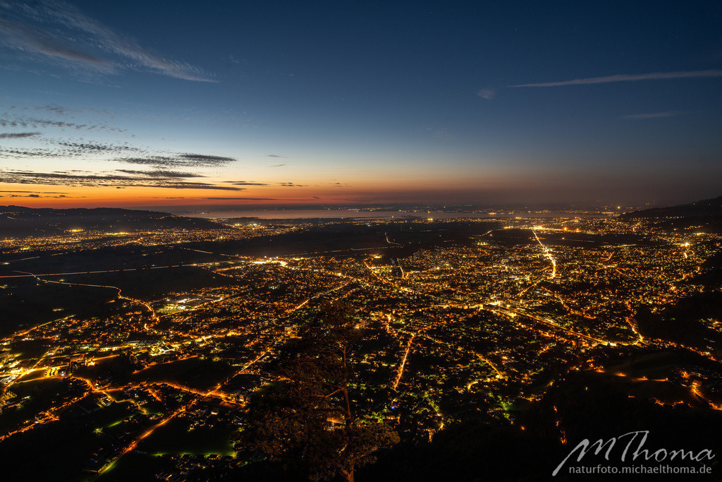 Großraum Bregenz-Dornbirn vom Karren aus nach Sonnenuntergang | Dies ist der Online-Shop von naturfoto.michaelthoma.de. Ich bin leidenschaftlicher Naturfotograf und fotografiere von der Andromedagalaxie bis zum Zwergtaucher, von der Ameise bis zum Orionnebel alles was mit Natur zu tun hat. Hier kann eine Auswahl meine - Realisiert mit Pictrs.com